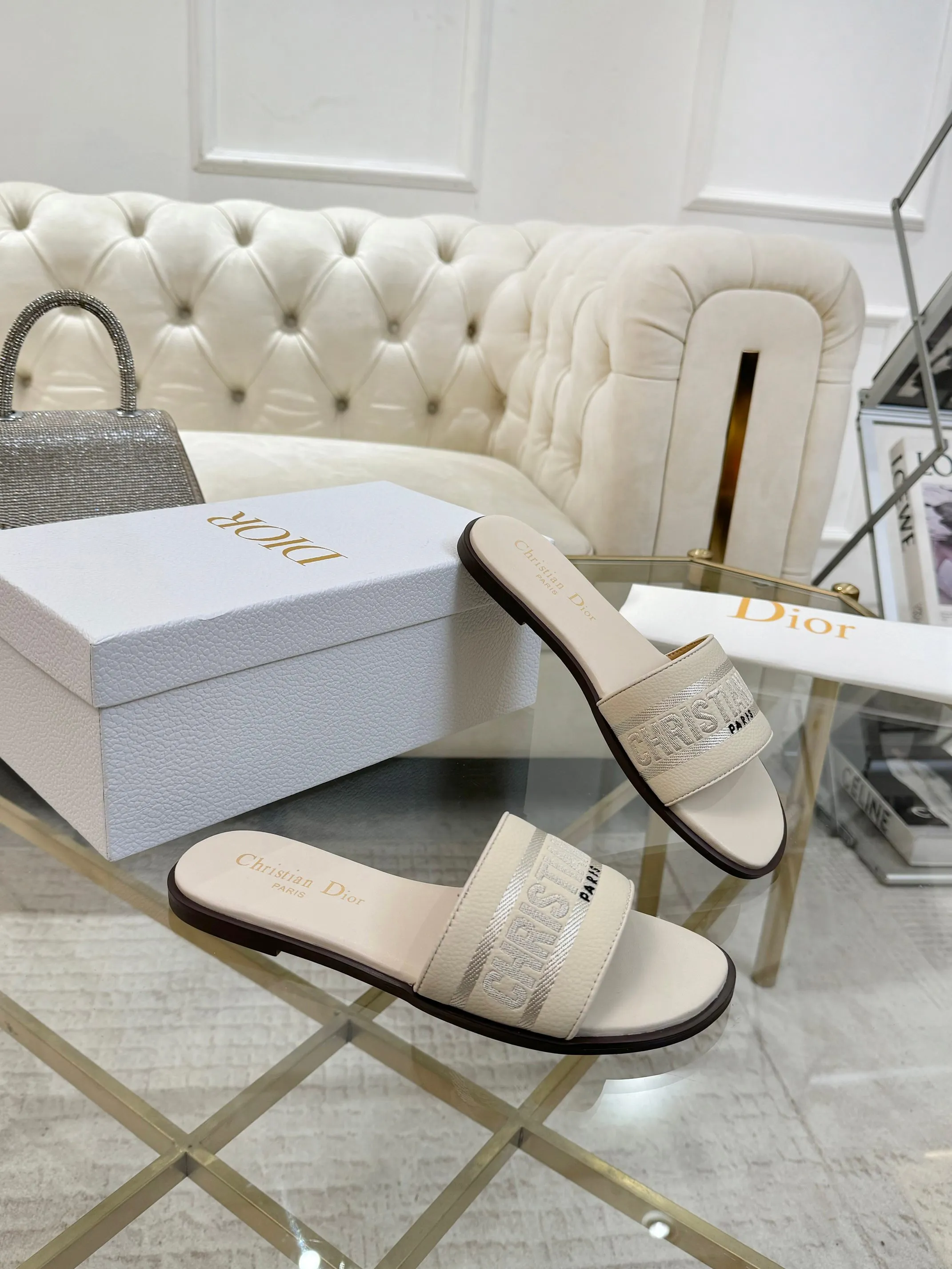 👟👟Ex-factory price 340👟👟 Genuine leather sole +40 Dior new style cowhide surface, sheepskin lining + embroidery process, 5 colors optional, code size 35-42, rubber sole, genuine leather sole +40